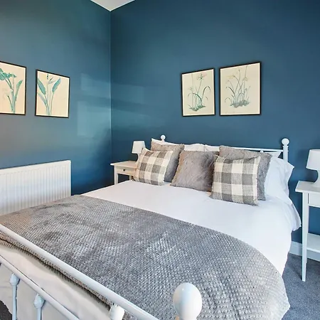 Host & - Wellington Street *