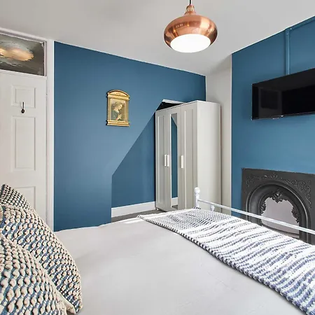 Host & - Wellington Street *