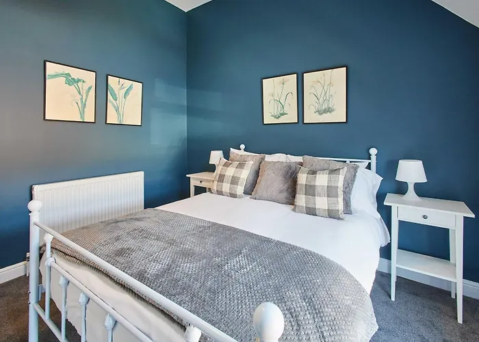 Host & - Wellington Street *