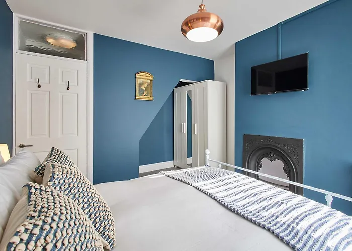 Host & - Wellington Street *