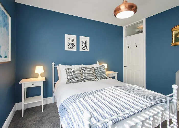 Host & - Wellington Street