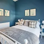 Host & - Wellington Street *